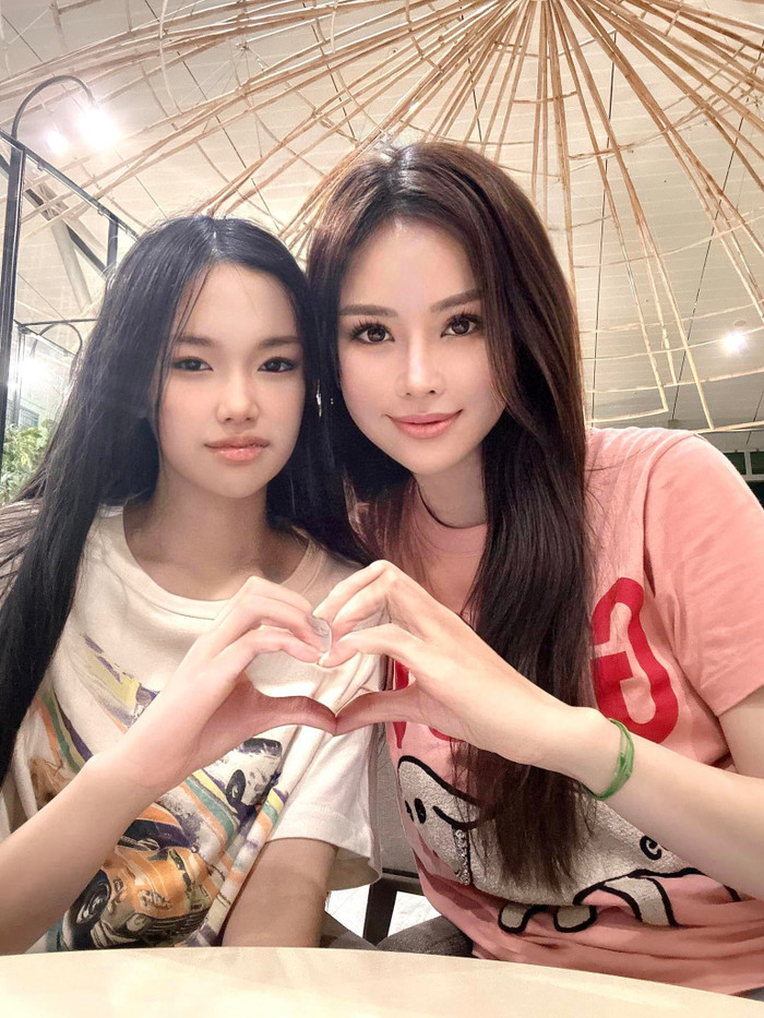 Có mẹ là cựu người mẫu, nên Phương Nhi được thừa hưởng nhan sắc xinh xắn và ngọt ngào. Đặc biệt, cháu nội Hoàng Kiều còn sở hữu đôi chân dài thẳng tắp giống mẹ. Điều này giúp Phương Nhi dễ dàng diện được mọi phong cách thời trang dù chỉ mới 16 tuổi.