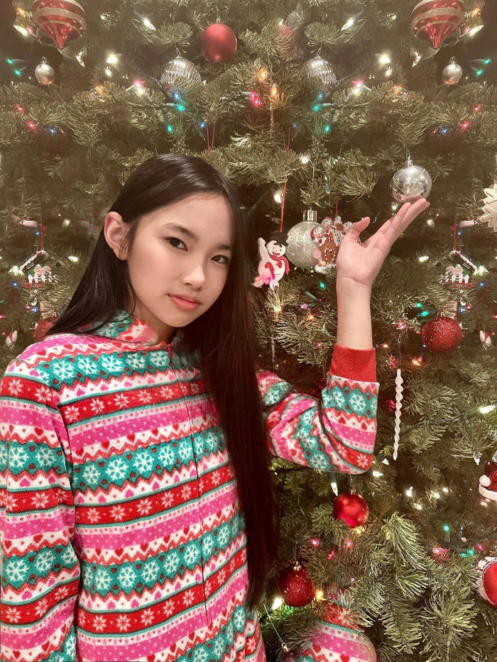 Trái ngược với suy nghĩ của công chúng, cháu nội Hoàng Kiều lại có gu thời trang khác hoàn toàn so với xuất thân trâm anh thế phiệt. Không diện quần áo cao cấp, hay mang túi hiệu đắt tiền, cháu nội Hoàng Kiều lại ưa chuộng những bộ quần áo đơn giản, thậm chí nếu xét về tính thời trang thì gần như không có.&nbsp;