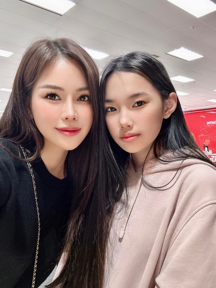 Cháu nội Hoàng Kiều (tên thật là Phương Nhi) sinh năm 2008. Cô bé là con của doanh nhân Sammy Hoàng và cựu người mẫu Đào Lan Phương. Từ khi chào đời, Phương Nhi đã “ngậm thìa vàng”, sống trong nhung lụa từ nhỏ. Cháu nội Hoàng Kiều đang sinh sống tại căn biệt thự hạng sang thuộc khu Westlake Village, nơi tụ hội của giới nhà giàu bang California (Mỹ).