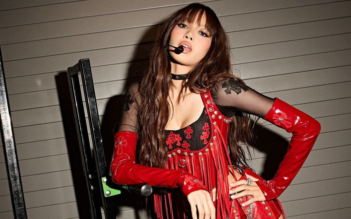 Lisa (Blackpink) có ngay gần 2 triệu lượt yêu thích chỉ với ảnh hậu trường 'bốc lửa' Ảnh 2