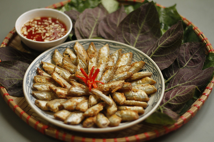 Cá lòng tong chiên chấm mắm tỏi ớt