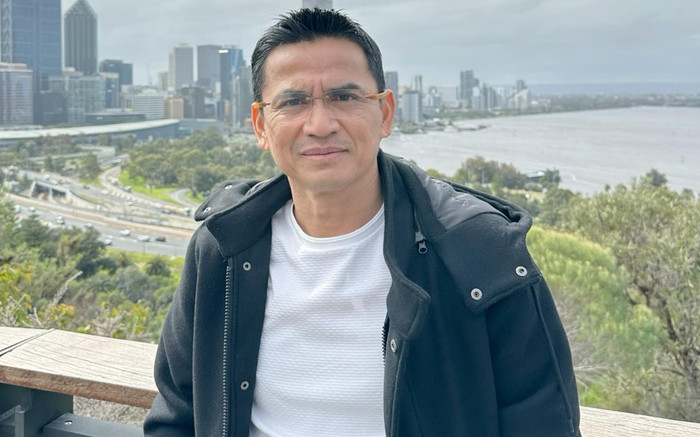 HLV Kiatisuk ghi điểm vì hành động đẹp Ảnh 2