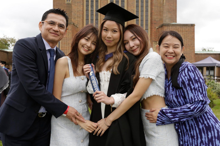 HLV Kiatisuk đang dành thời gian để bên cạnh gia đình. Ba cô con gái của nhà cầm quân người Thái Lan sở hữu vẻ ngoài nổi bật cùng thành tích học tập tốt. 