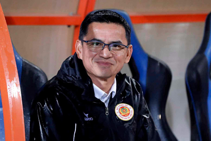 HLV Kiatisuk từng có nhiều năm gắn bó với bóng đá Việt Nam ở nhiều vai trò từ cầu thủ HAGL đến HLV trưởng CLB CAHN. 