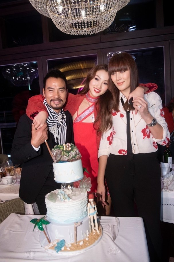 Dù không khuyến khích nối nghiệp, “ông trùm phim xã hội đen” vẫn ủng hộ quyết định cũng như niềm đam mê của Ella Yam.  