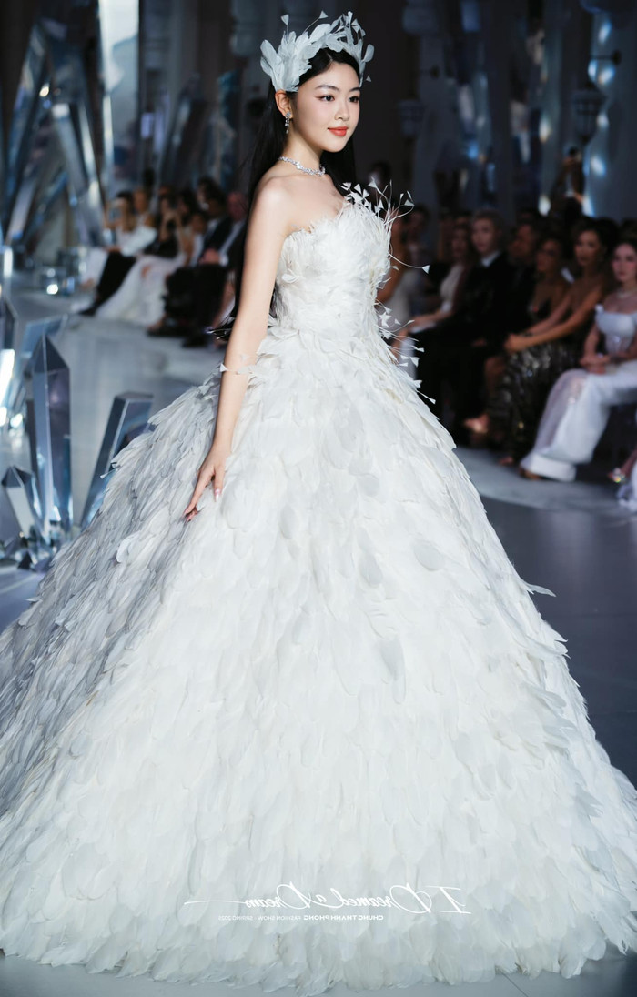 Nhìn chung, định hướng sự nghiệp của Lọ Lem đã có bước đầu khởi sắc. Bởi lẽ, con gái Quyền Linh theo đuổi chuyên ngành Quản trị thiết kế thời trang. Việc tham gia trình diễn được xem là cơ hội giúp cô tiếp cận với môi trường và khuôn khổ hoạt động ở ngành nghề này.  