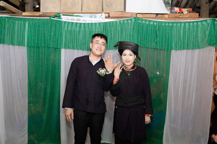 Huy và Loan tổ chức đám cưới đúng đợt mưa bão.