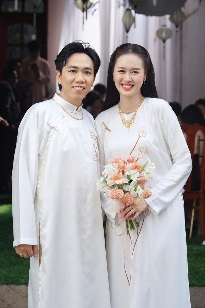 Cả 2 được nhận xét xứng đôi.