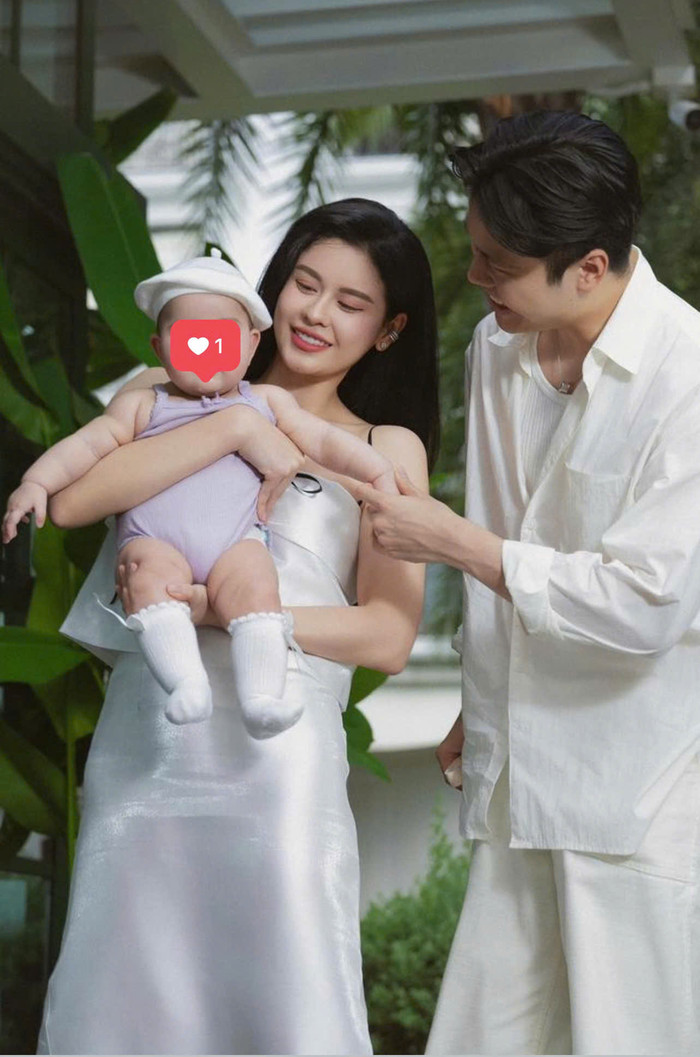 Trương Quỳnh Anh cùng con trai.