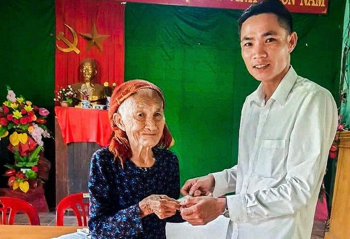 Dù bản thân cũng rất khó khăn, nhưng cụ bà Hồ Thị Miêu, 102 tuổi, vẫn mang 100.000 đồng đến ủng hộ đồng bào vùng bão lũ miền Bắc.