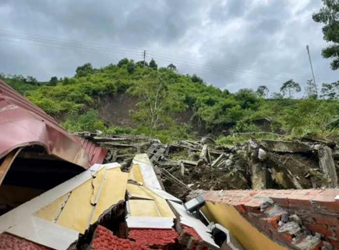 Hiện trường sạt lở nhà bán trú (Ảnh: Báo Lào Cai).