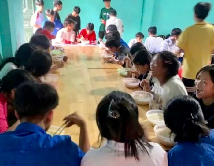 142 cô trò đã an toàn sau mưa lũ.