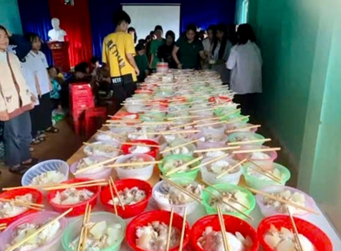 Bữa ăn của các em học sinh tại nơi lánh nạn.