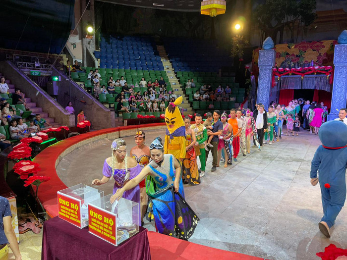 Cán bộ nhân viên Rạp xiếc Trung ương chung tay ủng hộ đồng bào lũ lụt