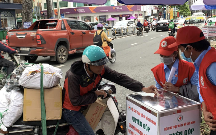 Những màn 'check var' sao kê gây xúc động khi biết được tinh thần yêu nước của dân ta Ảnh 2