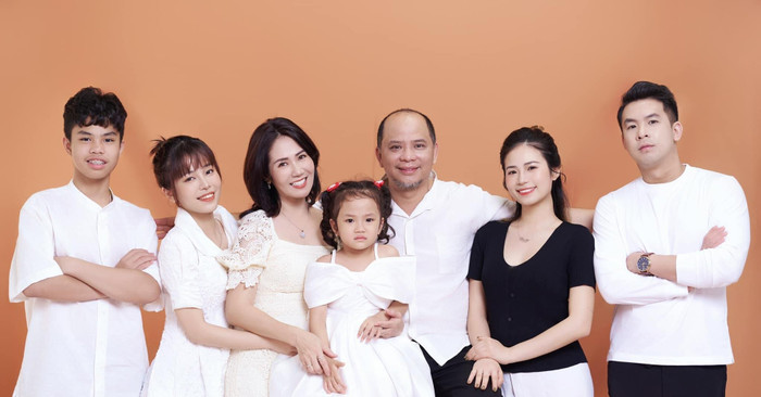 Gia đình viên mãn ở tuổi 50 của NSƯT Nguyệt Hằng