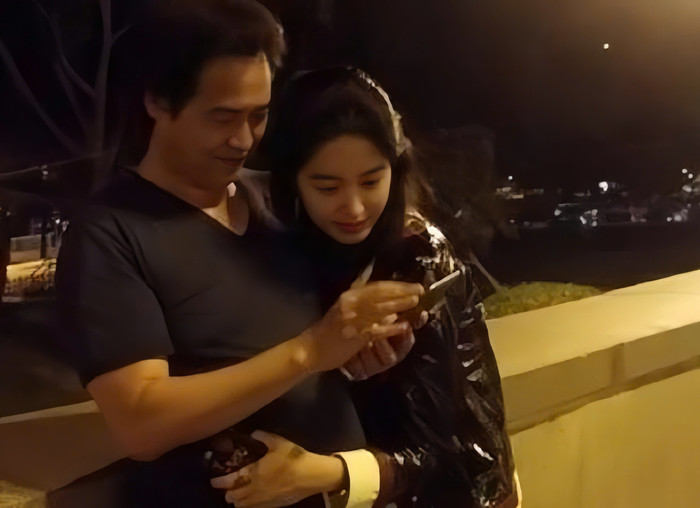 Ngoài vai trò là cha nuôi, Trần Kim Phi còn là người thầy, người quản lý của Lưu Diệc Phi.