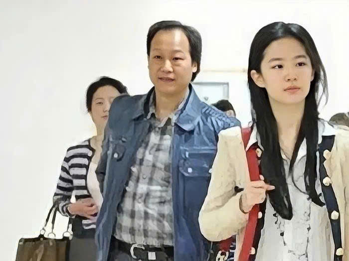 Sự nghiệp của Lưu Diệc Phi gắn liền với tên tuổi của cha nuôi.