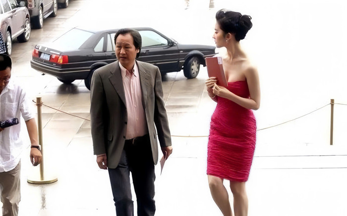 Người đàn ông 'chống lưng' cho Lưu Diệc Phi sở hữu gia thế khủng Ảnh 2