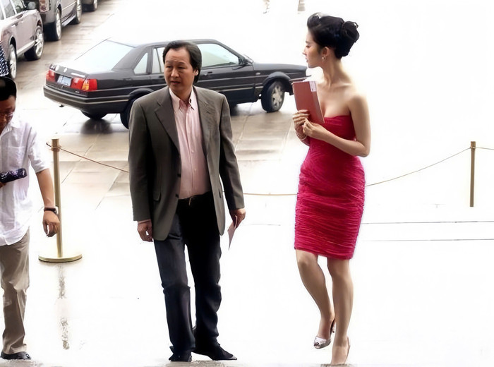 Ông là người đàn ông đắc lực đứng sau thành công của Lưu Diệc Phi.