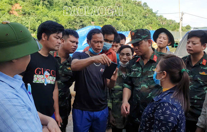 Người dân cùng với lực lượng chức năng nhận diện danh tính nạn nhân ở Làng Nủ. Ảnh: Báo Lào Cai