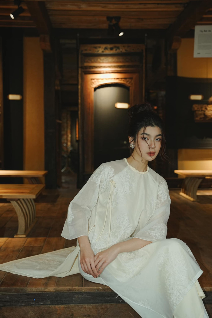 Nữ diễn viên xuất hiện với hình ảnh đa phong cách, khi cá tính lúc lại dịu hiền.