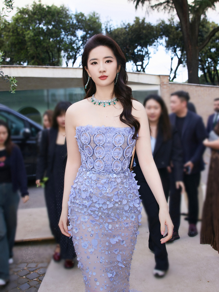 Lưu Diệc Phi là một trong những sao xứ Trung hiếm hoi không theo đuổi hình tượng 'mình hạt xương mai'. Khí chất của nữ diễn viên Câu Chuyện Hoa Hồng là điều khó có thể thay thế, dù thế nào Lưu Diệc Phi vẫn có được tư thế riêng biệt. 