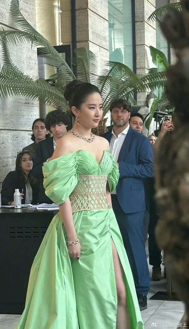 Ở sự kiện thời trang Bulgari gần đây, Lưu Diệc Phi đã nhận về nhiều chỉ trích với chiếc váy tay phồng, trễ vai màu xanh bơ. Thậm chí, cô nàng còn bị cho rằng 'mập đến mức chèn ép' người ngồi cạnh như Thư Kỳ. Song, những lời nói đó khó đốn gục được lòng kiên định của Lưu Diệc Phi. Thay vì người đẹp chạy theo xu thế 'siêu gầy' như Triệu Lộ Tư hay Angela Baby, Dương Mịch, cô lại hoàn toàn tôn trọng cơ thể và vẻ đẹp của chính mình. 