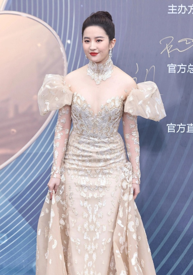 Tại sự kiện Weibo Movie, Lưu Diệc Phi xuất hiện lộng lẫy với thiết kế của Elie Saab để lộ cầu vai và 'tuyết lê' nóng bỏng. Thậm chí, người đẹp còn cột tóc để khoe vai thay vì xõa tóc để che đi khuyết điểm vai xuôi cổ dài của mình. 