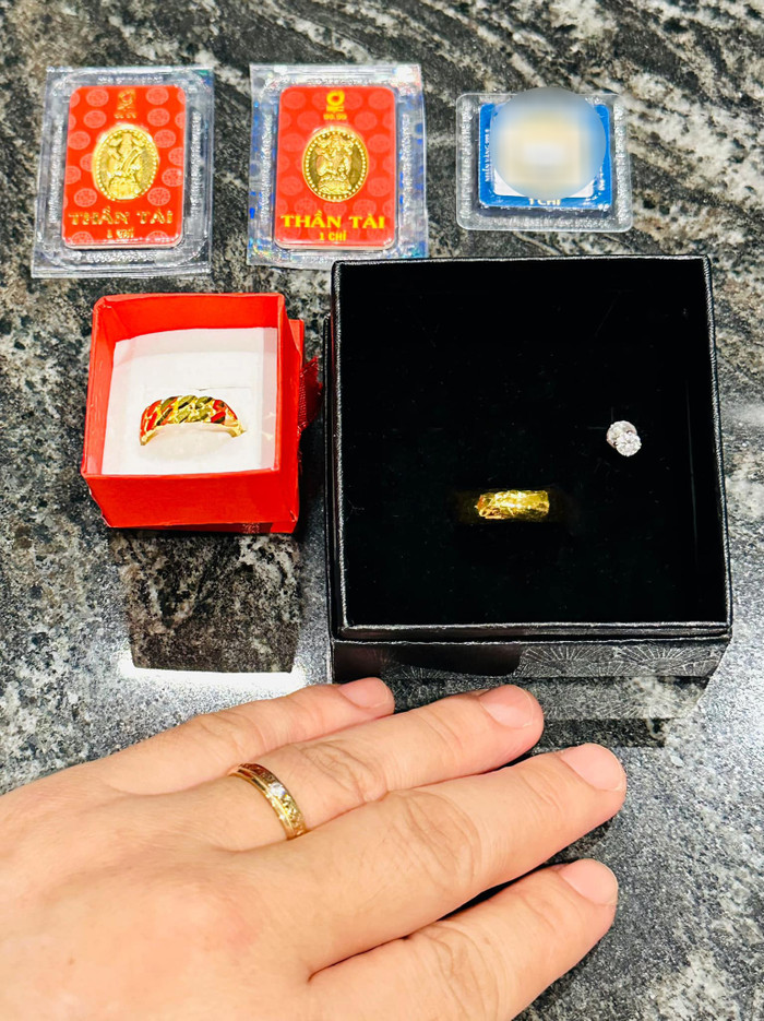 Đại Nghĩa bán vàng để có thêm tiền cứu trợ bão lũ. 