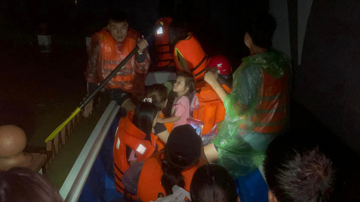 Hình ảnh cuộc sống đầy khó khăn, hiểm nguy của bà con vùng vũ được đoàn cứu trợ của nữ diễn viên Quỳnh Kool ghi lại.&nbsp;