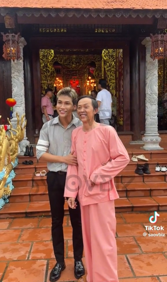 Trong một vài đoạn clip được chia sẻ, Hoài Linh hiện đang tất bật chuẩn bị cho ngày giỗ Tổ ngành sân khấu giữa bão sao kê tiền từ thiện đang gây xôn xao mạng xã hội. (Ảnh cắt từ clip TikTok SaoVbiz).