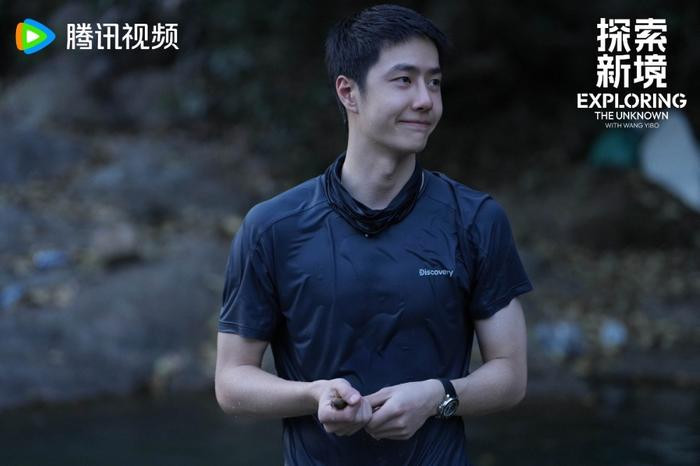 Vương Nhất Bác là nghệ sĩ hiếm hoi dám khám phá những hoạt động nguy hiểm như leo núi tuyết, ngủ cheo leo bên vách đá... 