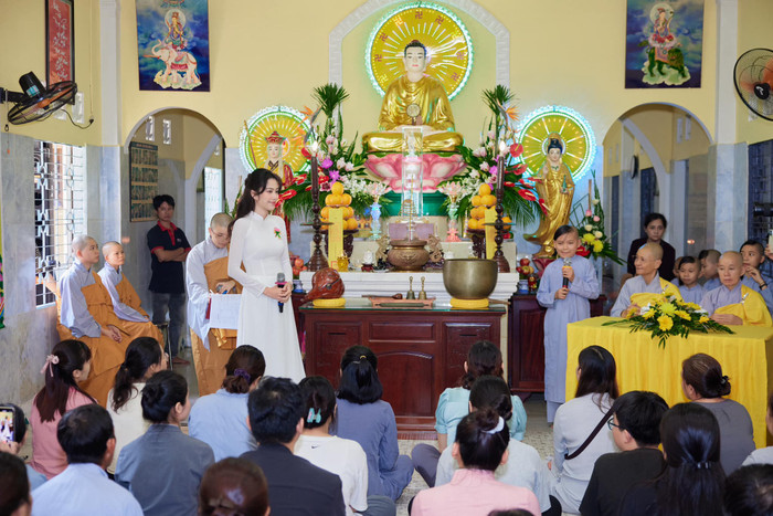 Nam Em mặc áo dài nền nã, tích cực hướng đến những hoạt động công tác xã hội. Ảnh: FBNV