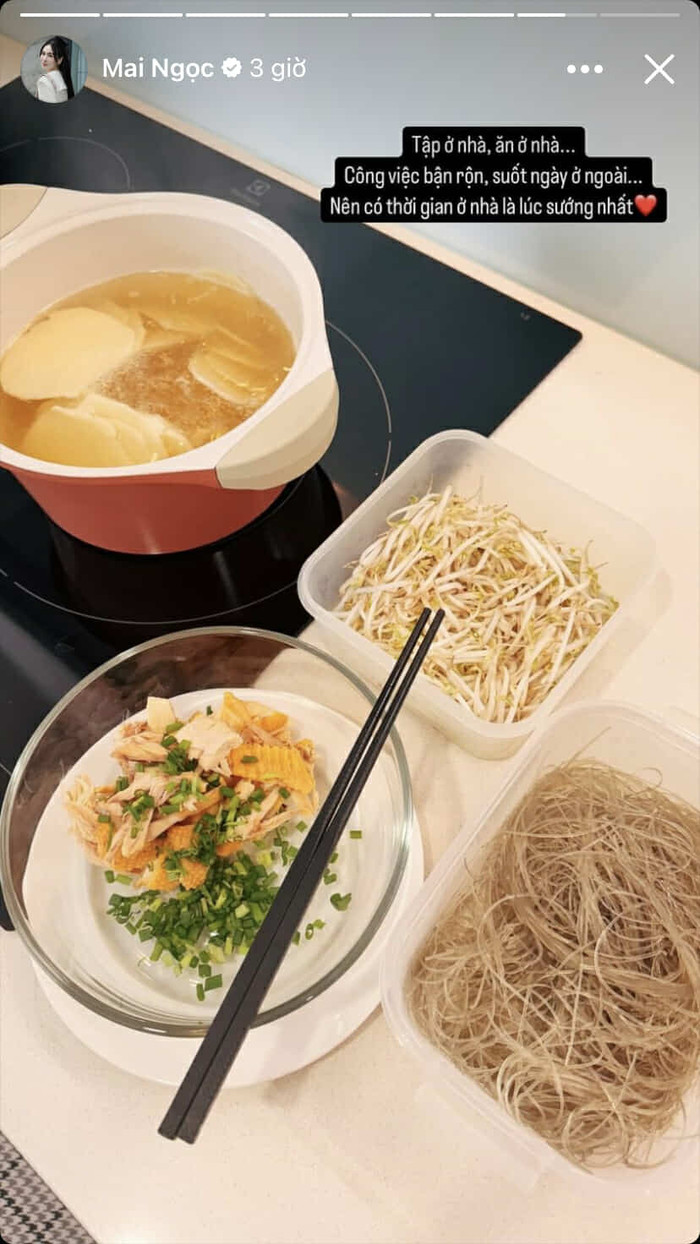 MC Mai Ngọc tự nấu ăn ở nhà, cô đang chế biến món ăn có nguyên liệu vừa tốt cho sức khoẻ, vừa giúp cô nàng giữ dáng và no lâu. Ảnh: FBNV 