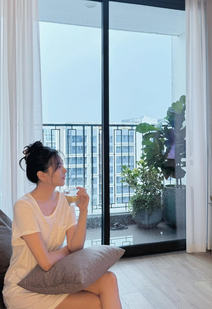 MC Mai Ngọc thường tự pha đồ uống để thưởng thức, nhâm nhi khi có thời gian rảnh ở nhà. Ảnh: FBNV