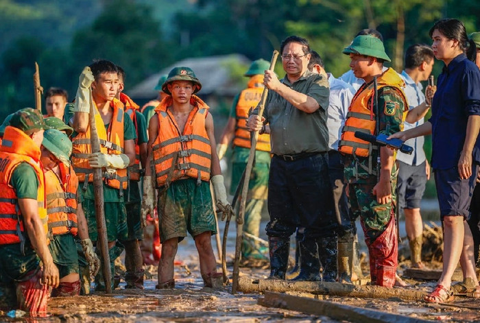 Trước đó, Thủ tướng Phạm Minh Chính đã đến thăm và động viên các chiến sĩ của Sư đoàn 316 (Quân khu 2) đang làm nhiệm vụ tìm kiếm cứu nạn ở Làng Nủ. Ông cũng căn dặn lực lượng tìm kiếm đảm bảo an toàn.