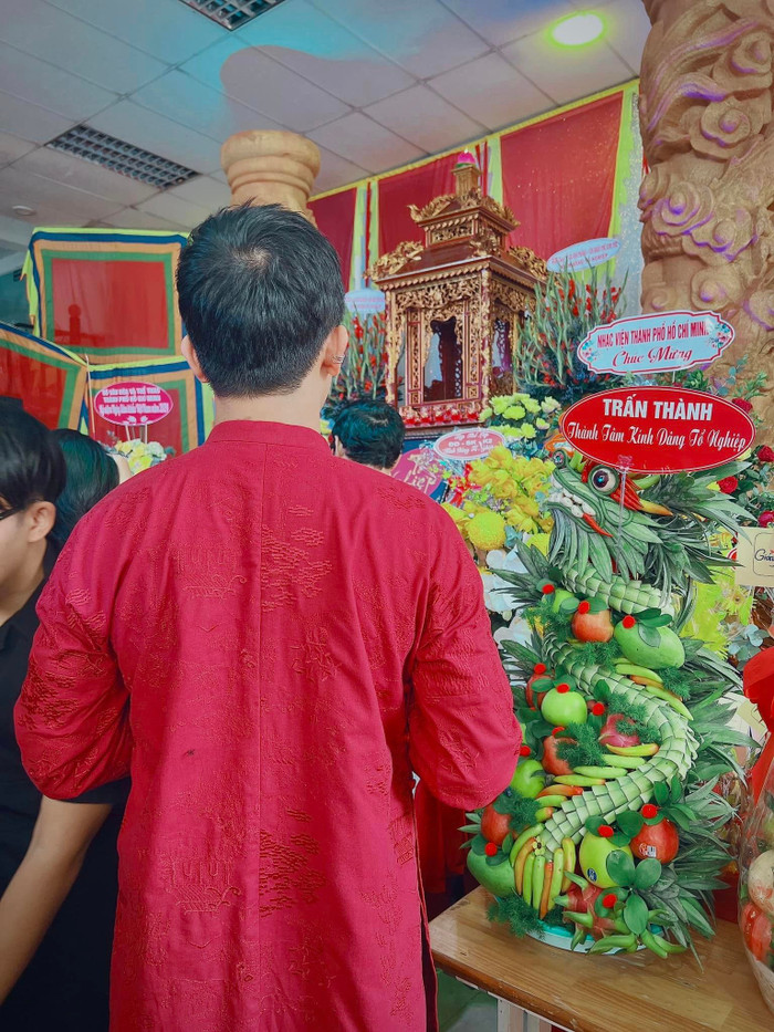 Trấn Thành thể hiện sự thành tâm khi có mặt tại lễ giỗ Tổ nghề sân khấu. Ảnh: FBNV