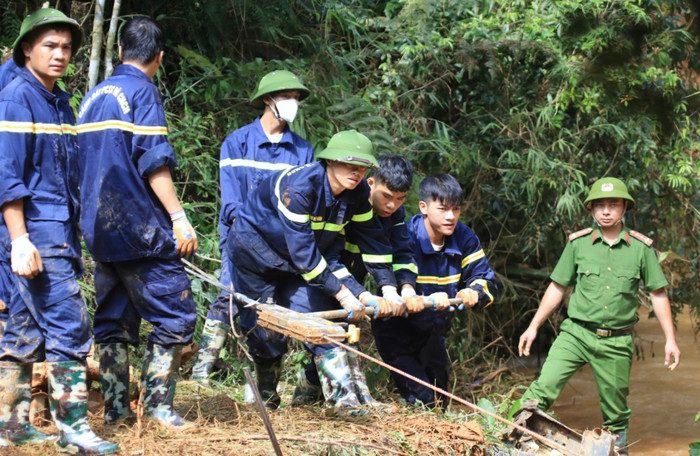 Song song với việc tìm kiếm nạn nhân, hàng trăm cán bộ chiến sĩ thuộc lực lượng Cảnh sát PCCC&CNCH, Cảnh sát cơ động Công an tỉnh Cao Bằng và cán bộ chiến sĩ Công an huyện Nguyên Bình đã tìm cách đưa chiếc xe khách ra khỏi suối.