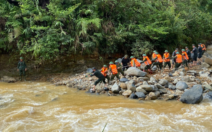 Toàn cảnh trục vớt xe khách bị cuốn trôi, nơi 21 thi thể được tìm thấy trong vụ sạt lở ở Cao Bằng Ảnh 2