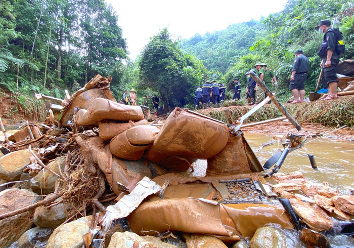 Sau khi bị cuốn xuống suối, chiếc xe khách bị trôi dạt cách hiện trường ban đầu khoảng 1km. Lúc tìm thấy chiếc xe khách, cơ quan chức năng đã tìm thấy hơn 20 hành khách tử vong quanh vị trí phát hiện xe khách.
