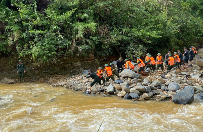 Được biết, hiện cơ quan chức năng đã tìm thấy 29 thi thể trong vụ sạt lở núi ở xóm Khuổi Ngọa. Có khoảng 7 người đang mất tích.