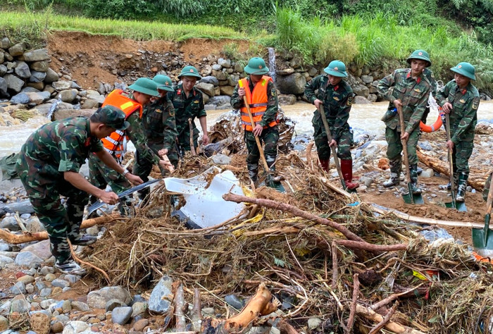 Cách đó gần 1km, lực lượng Lữ đoàn Công binh 575 (Quân khu 1) đang huy động lực lượng trục vớt chiếc xe ô tô con bị cuốn trôi dưới suối.