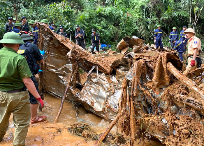 Sau nhiều giờ kéo cáp, phần nóc xe khách cũng đã được dựng lên để kéo ra khỏi hiện trường.