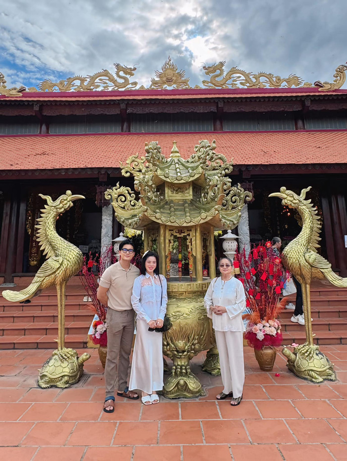 Lệ Quyên vui mừng vì dịp giỗ Tổ nghề sân khấu năm nay đã có thể đưa mẹ ruột đi cùng. Ảnh: FBNV