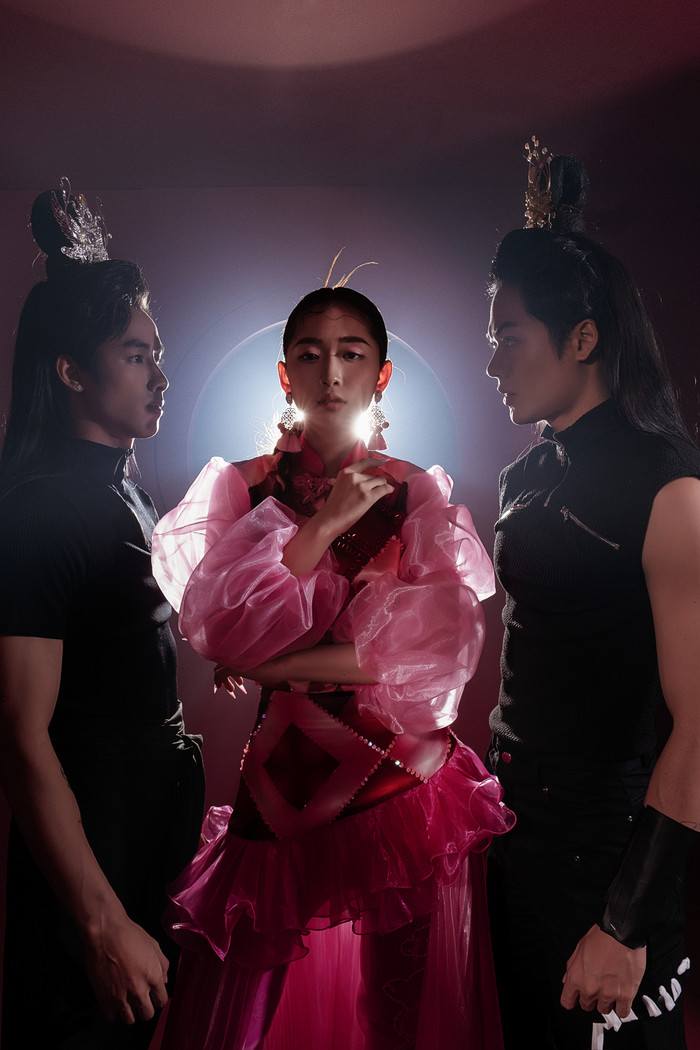 MV đầu tay của cô kể về câu chuyện dân gian Sơn Tinh, Thuỷ Tinh.