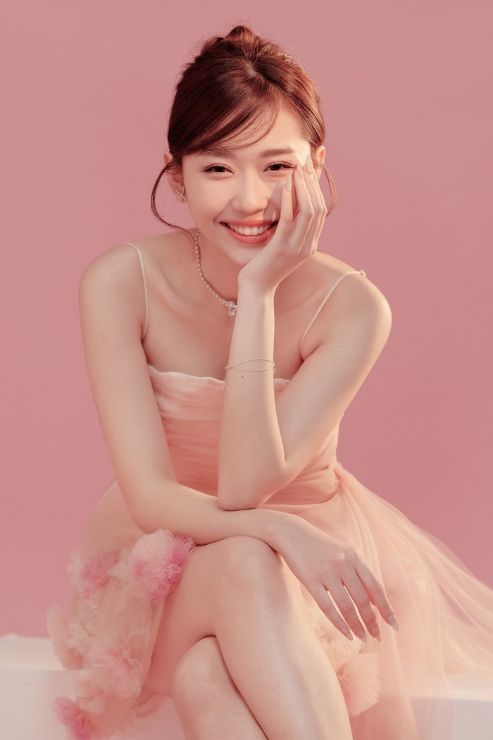 Vịnh Nghi là em gái ruột của nam ca sĩ Chi Dân.