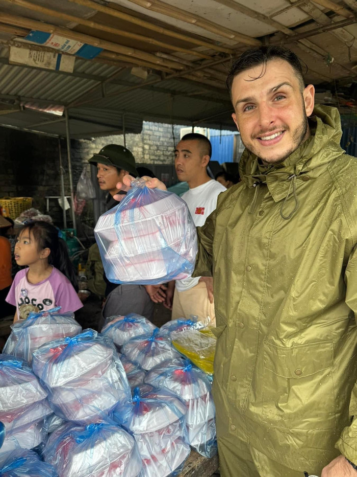 Anh Nathan chia từng suất cơm cùng người dân trước khi đi phát.