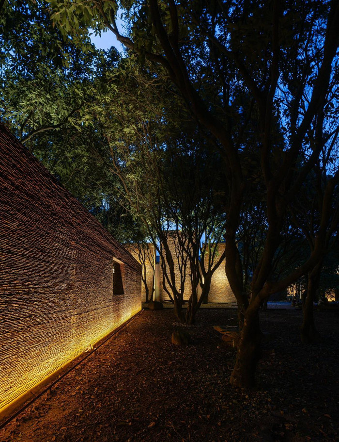 Trước đó, ông cho biết may mắn cây cối trong vườn không bị bật gốc vì bão số 3.