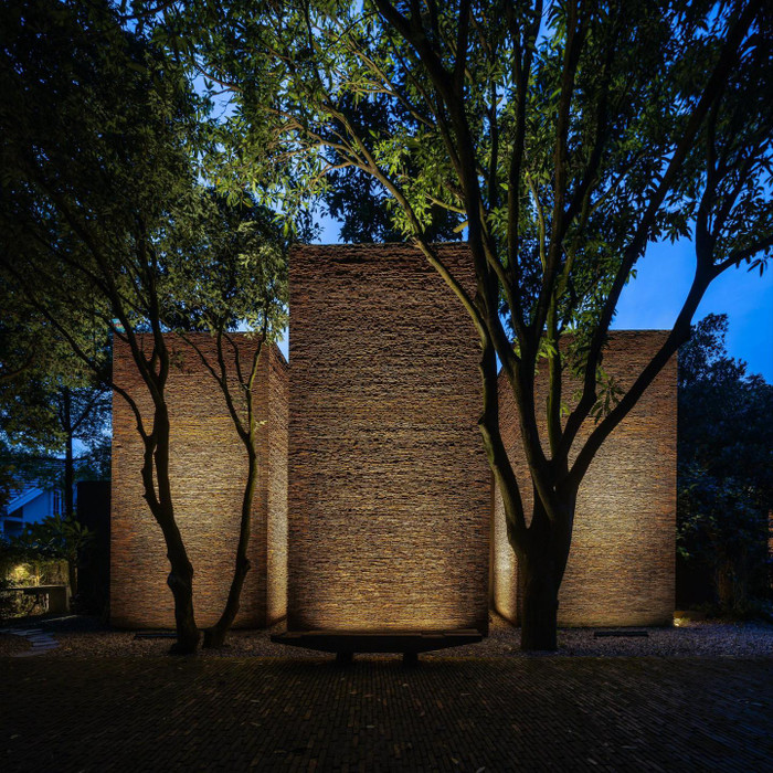 Cơ ngơi rộng 5.000m2 được nam nghệ sĩ chăm chút từng viên gạch, miếng ngói. 